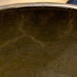 Een grote Chinese bronzen jardinière met reliëfdecor van karakters, Xuande merk, 18/19e eeuw — foto 17