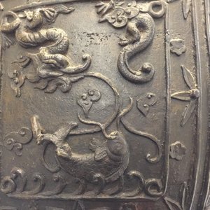 Een grote Chinese bronzen jardinière met reliëfdecor van karakters, Xuande merk, Ming — foto 18