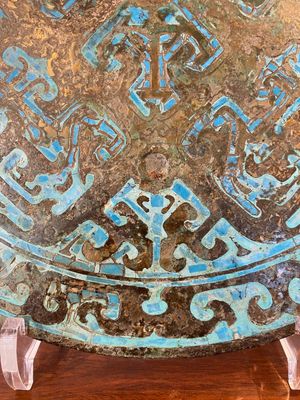 Een grote Chinese bronzen spiegel met inlegwerk van turkoois en goud of verguld zilver, Periode der Strijdende Staten — foto 13