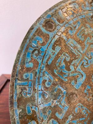 Een grote Chinese bronzen spiegel met inlegwerk van turkoois en goud of verguld zilver, Periode der Strijdende Staten — foto 6