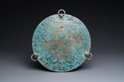 Een grote Chinese bronzen spiegel met inlegwerk van turkoois en goud of verguld zilver, Periode der Strijdende Staten
