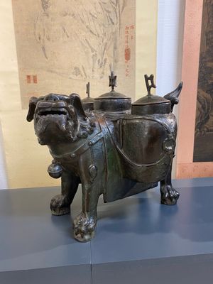 Een grote Chinese bronzen 'touhu' of pijlenvaas in de vorm van een leeuw, Ming — foto 1