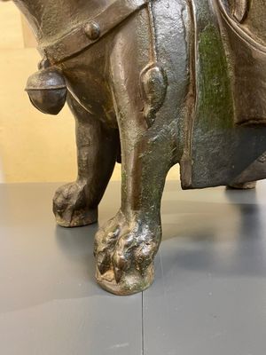Een grote Chinese bronzen 'touhu' of pijlenvaas in de vorm van een leeuw, Ming — foto 11