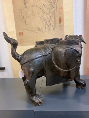 Een grote Chinese bronzen 'touhu' of pijlenvaas in de vorm van een leeuw, Ming — foto 13