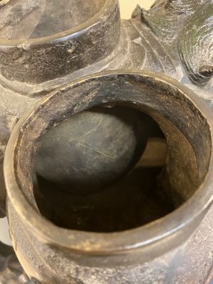 Een grote Chinese bronzen 'touhu' of pijlenvaas in de vorm van een leeuw, Ming — foto 16