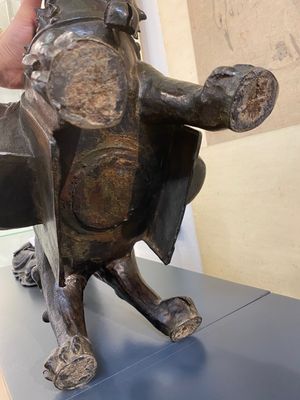 Een grote Chinese bronzen 'touhu' of pijlenvaas in de vorm van een leeuw, Ming — foto 17