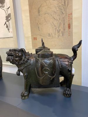 Een grote Chinese bronzen 'touhu' of pijlenvaas in de vorm van een leeuw, Ming — foto 2