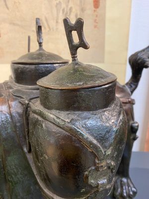 Een grote Chinese bronzen 'touhu' of pijlenvaas in de vorm van een leeuw, Ming — foto 5