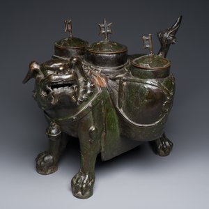 Een grote Chinese bronzen 'touhu' of pijlenvaas in de vorm van een leeuw, Ming — foto 2