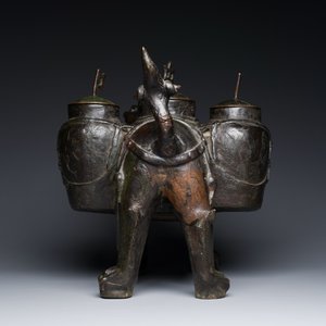 Een grote Chinese bronzen 'touhu' of pijlenvaas in de vorm van een leeuw, Ming — foto 4