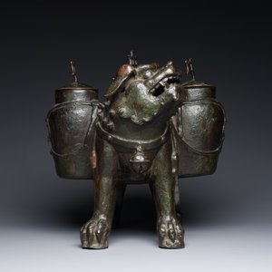 Een grote Chinese bronzen 'touhu' of pijlenvaas in de vorm van een leeuw, Ming — foto 6