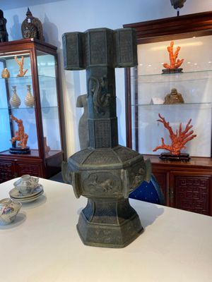 Een grote Chinese bronzen 'touhu' of pijlenvaas, Yuan — foto 1