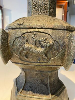 Een grote Chinese bronzen 'touhu' of pijlenvaas, Yuan — foto 11