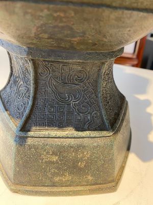 Een grote Chinese bronzen 'touhu' of pijlenvaas, Yuan — foto 13