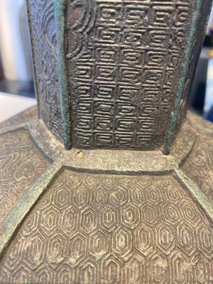 Een grote Chinese bronzen 'touhu' of pijlenvaas, Yuan — foto 16