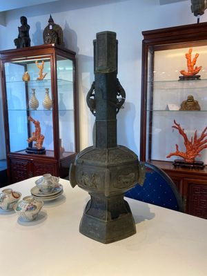 Een grote Chinese bronzen 'touhu' of pijlenvaas, Yuan — foto 4