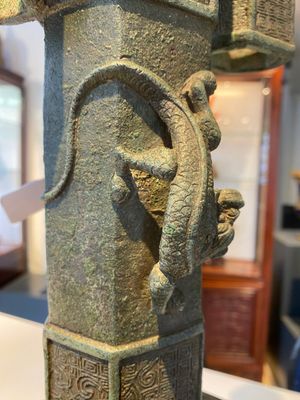Een grote Chinese bronzen 'touhu' of pijlenvaas, Yuan — foto 6
