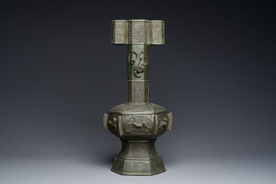 Een grote Chinese bronzen 'touhu' of pijlenvaas, Yuan