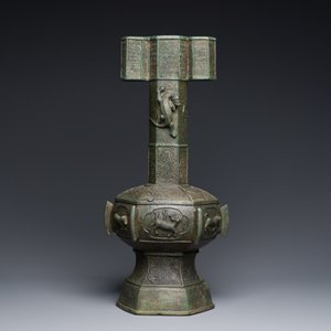 Een grote Chinese bronzen 'touhu' of pijlenvaas, Yuan — foto 3