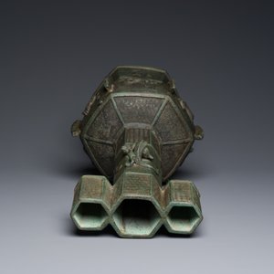 Een grote Chinese bronzen 'touhu' of pijlenvaas, Yuan — foto 6