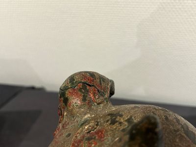 Een grote Chinese bronzen wierookbrander in de vorm van een boeddhistische leeuw, wellicht Ming — foto 1