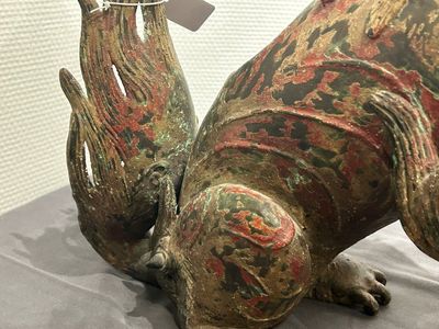 Een grote Chinese bronzen wierookbrander in de vorm van een boeddhistische leeuw, wellicht Ming — foto 15