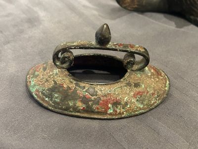 Een grote Chinese bronzen wierookbrander in de vorm van een boeddhistische leeuw, wellicht Ming — foto 20