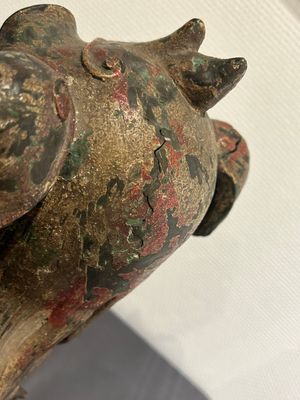 Een grote Chinese bronzen wierookbrander in de vorm van een boeddhistische leeuw, wellicht Ming — foto 2