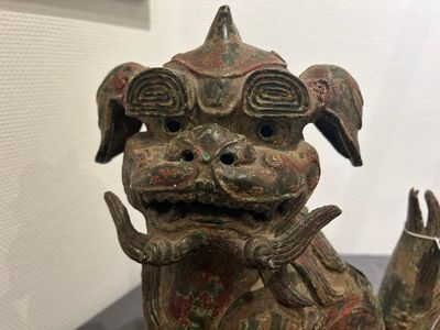 Een grote Chinese bronzen wierookbrander in de vorm van een boeddhistische leeuw, wellicht Ming — foto 3