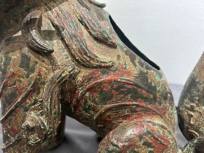 Een grote Chinese bronzen wierookbrander in de vorm van een boeddhistische leeuw, wellicht Ming — foto 5