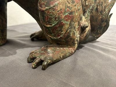 Een grote Chinese bronzen wierookbrander in de vorm van een boeddhistische leeuw, wellicht Ming — foto 7
