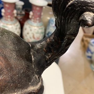 Een grote Chinese bronzen wierookbrander in de vorm van een leeuw, Ming — foto 11