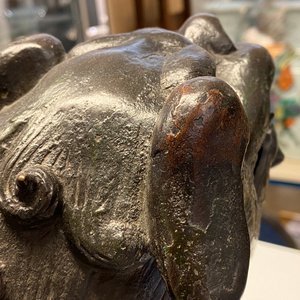 Een grote Chinese bronzen wierookbrander in de vorm van een leeuw, Ming — foto 15