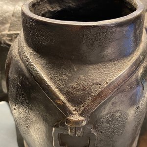 Een grote Chinese bronzen wierookbrander in de vorm van een leeuw, Ming — foto 17