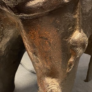 Een grote Chinese bronzen wierookbrander in de vorm van een leeuw, Ming — foto 24