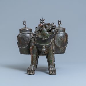 Een grote Chinese bronzen wierookbrander in de vorm van een leeuw, Ming — foto 3