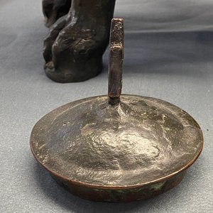 Een grote Chinese bronzen wierookbrander in de vorm van een leeuw, Ming — foto 31