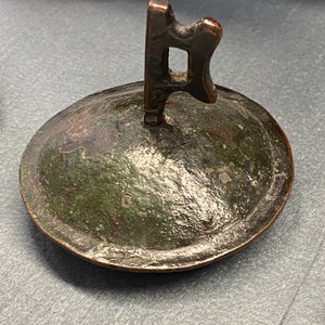 Een grote Chinese bronzen wierookbrander in de vorm van een leeuw, Ming — foto 33