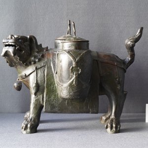 Een grote Chinese bronzen wierookbrander in de vorm van een leeuw, Ming — foto 34