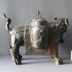 Een grote Chinese bronzen wierookbrander in de vorm van een leeuw, Ming — foto 35