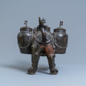 Een grote Chinese bronzen wierookbrander in de vorm van een leeuw, Ming — foto 5