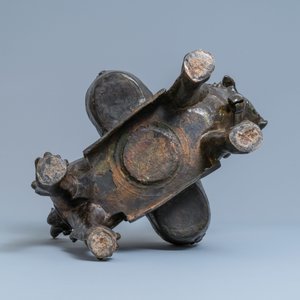 Een grote Chinese bronzen wierookbrander in de vorm van een leeuw, Ming — foto 7