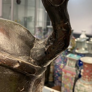 Een grote Chinese bronzen wierookbrander in de vorm van een leeuw, Ming — foto 10