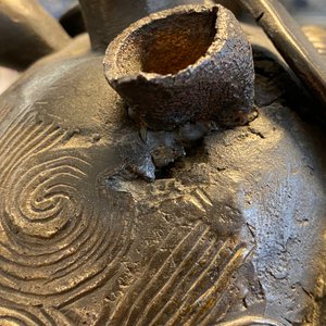 Een grote Chinese bronzen wierookbrander in de vorm van een luduan, Ming — foto 10
