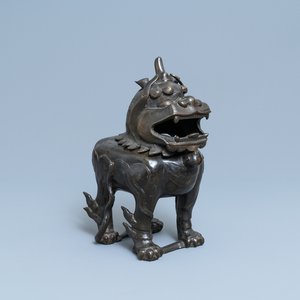 Een grote Chinese bronzen wierookbrander in de vorm van een luduan, Ming — foto 1