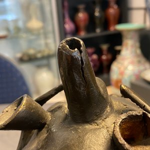 Een grote Chinese bronzen wierookbrander in de vorm van een luduan, Ming — foto 13