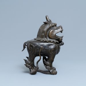 Een grote Chinese bronzen wierookbrander in de vorm van een luduan, Ming — foto 3
