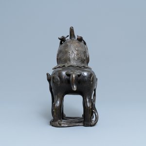 Een grote Chinese bronzen wierookbrander in de vorm van een luduan, Ming — foto 4