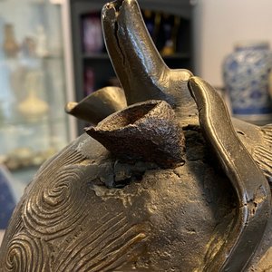 Een grote Chinese bronzen wierookbrander in de vorm van een luduan, Ming — foto 9