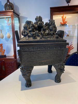 Een grote Chinese bronzen wierookbrander met deksel met rotslandschap met een draak en diverse dieren, Yuan — foto 1
